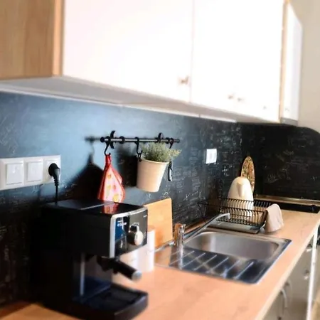 Charming 6 M From The Main Street Apartment