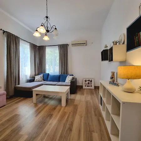 Charming 6 M From The Main Street